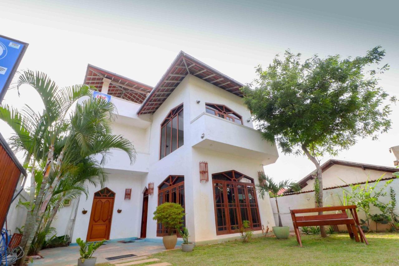 Like Mike Tourist Guest House & Restaurant Negombo Extérieur photo