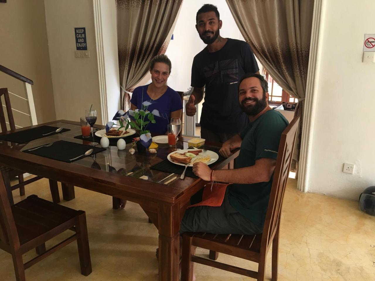 Like Mike Tourist Guest House & Restaurant Negombo Extérieur photo