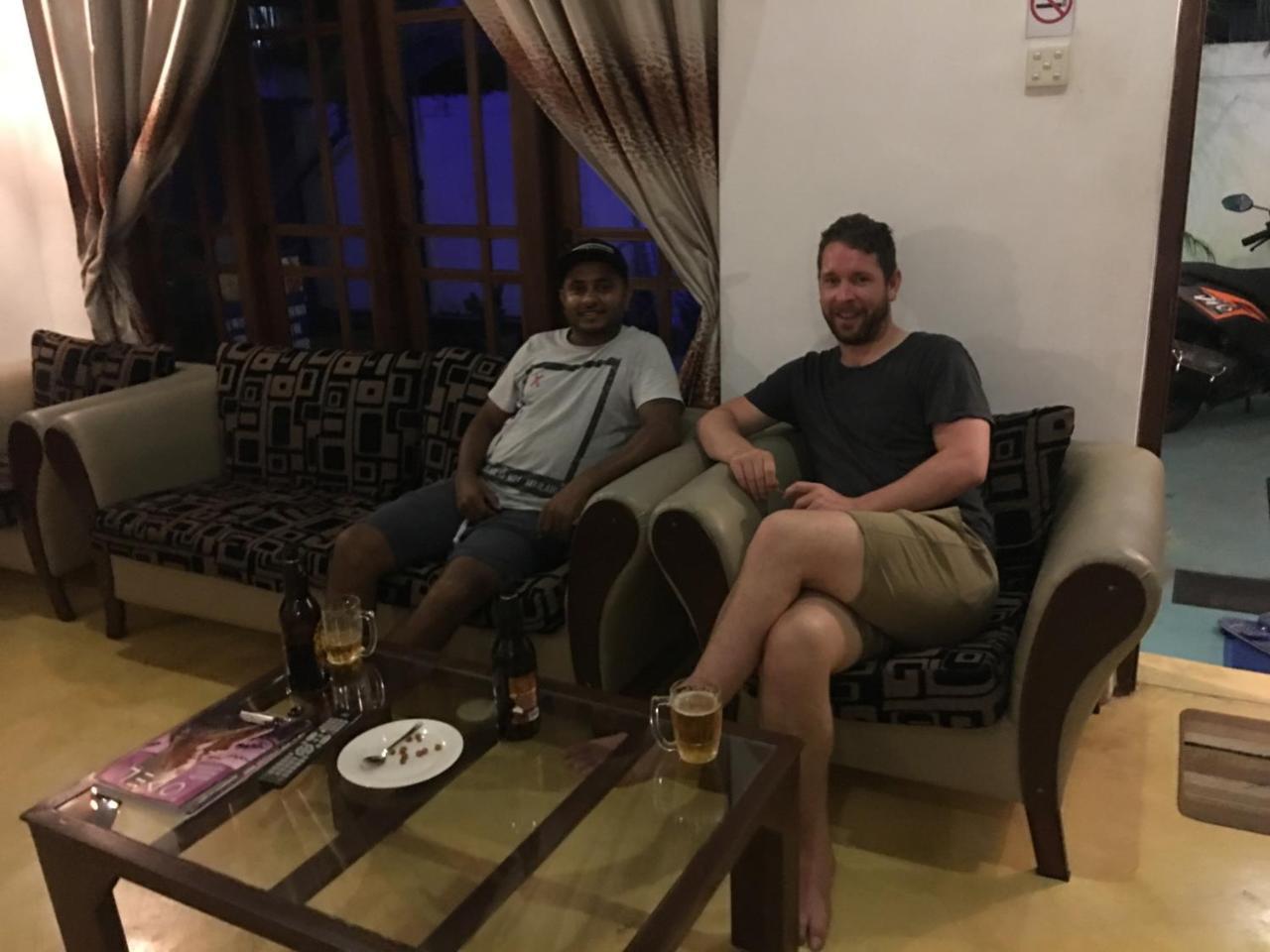 Like Mike Tourist Guest House & Restaurant Negombo Extérieur photo