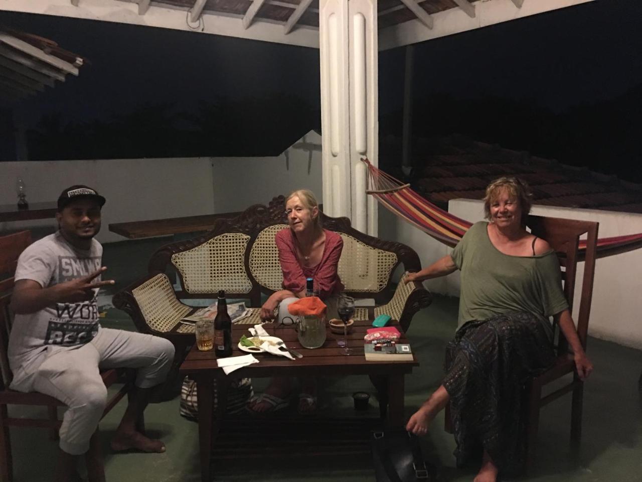 Like Mike Tourist Guest House & Restaurant Negombo Extérieur photo