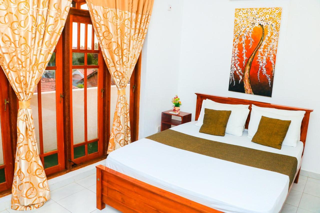 Like Mike Tourist Guest House & Restaurant Negombo Extérieur photo