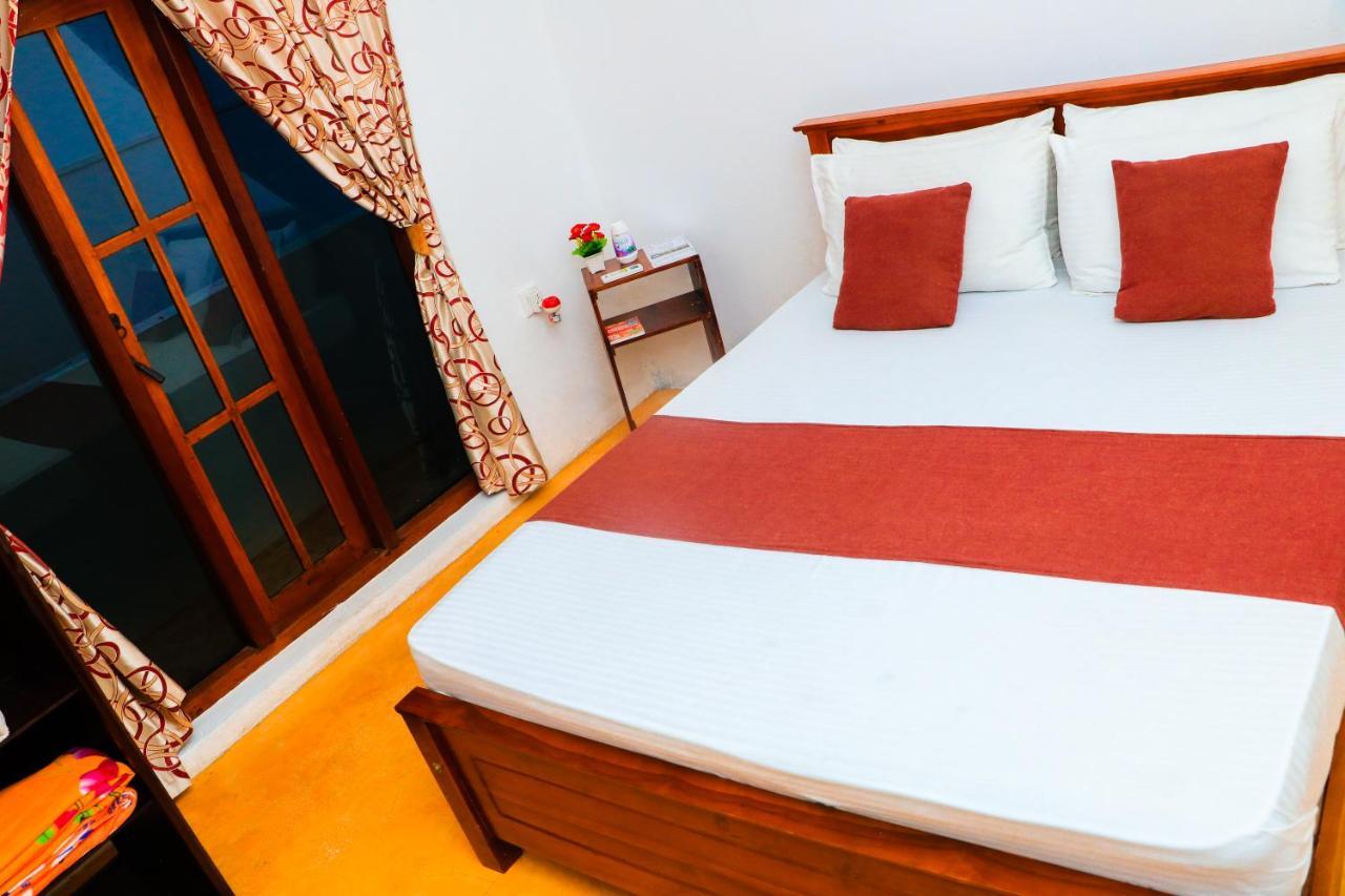 Like Mike Tourist Guest House & Restaurant Negombo Extérieur photo