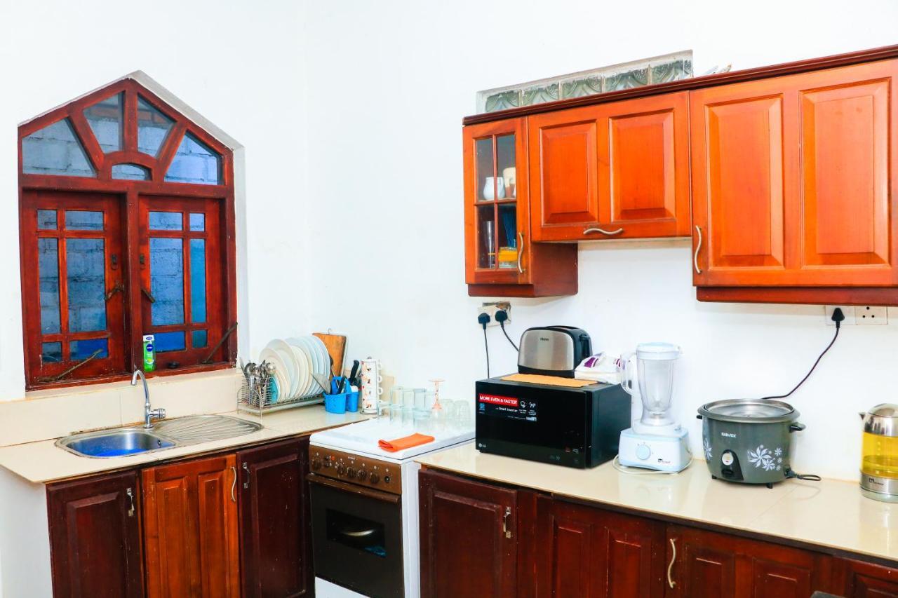 Like Mike Tourist Guest House & Restaurant Negombo Extérieur photo