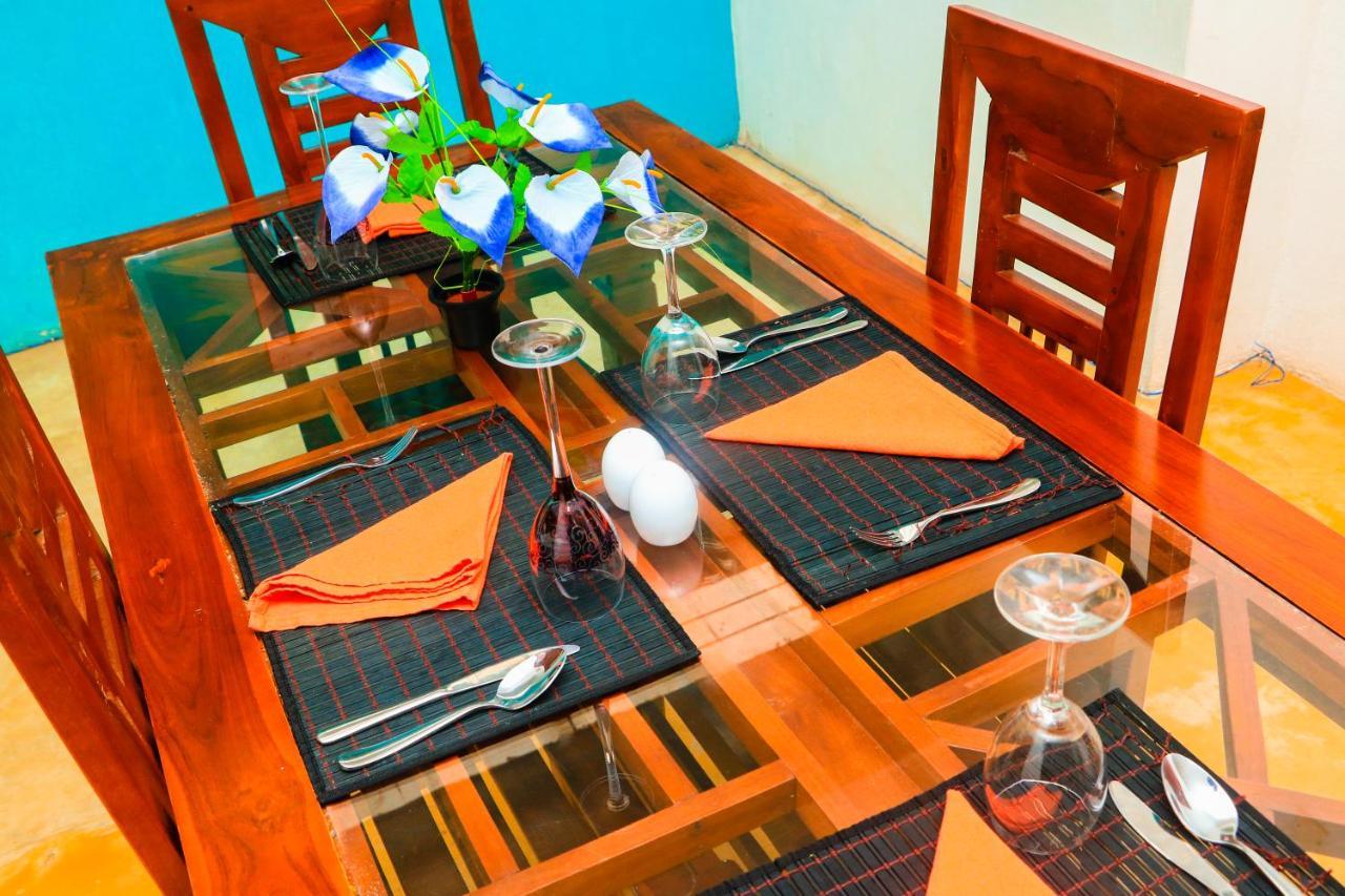 Like Mike Tourist Guest House & Restaurant Negombo Extérieur photo